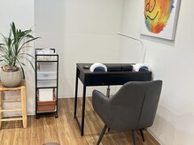 広々としたおしゃれな美容室の空間にあるネイルサロン