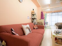 リラクゼーションサロン藤有の雰囲気（広々の受付ソファー&店内！明るい空間のお一人様サロンです★）