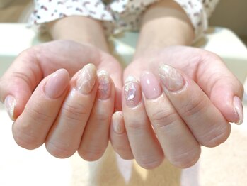ネイルズ ララ(nails Lala)/ひかえめ大理石ネイル。