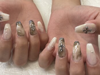 ネイルズフォーユー(Nails 4 U)の写真/【デザイン持ち込みOK！】パーツの種類も豊富にご用意♪爪の形や持ちもしっかり考えてくれるから満足度◎