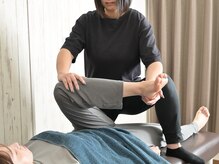 【寝たままよもぎ蒸し・ストレッチサロン】HYGGE 内本町店の雰囲気(お尻の筋肉のストレッチ)