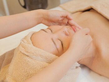 エムズワン 都ホテル店(M'S ONE)の写真/【短時間で実感◎】首/肩/デコルテまでほぐしてお顔まわりスッキリ！貴方だけの顔バランス・黄金比に◎