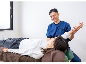 ナチュリカ(Naturica)/施術7 手の関節・腕の捻じれ調整