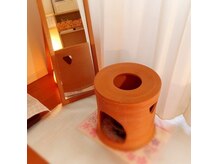月と舟の雰囲気（韓国式の黄土座椅子使用で、より発汗が促されます。）