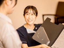 おひさま整骨院 越谷院/受付スタッフが笑顔で応対☆