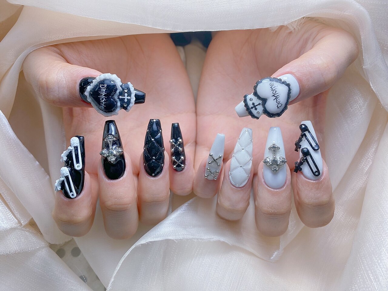 2026年冬トレンド】量産型ネイルのネイルデザイン集｜人気順