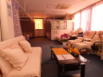 気楽 アロマリンパオイル もみほぐし 栄店/広い空間で友達とゆっくり楽しみ