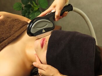 ロジ(Logi)の写真/自分のペースで通える都度払い制が嬉しい！人気の光フェイシャルで透明感あふれる素肌とスッキリ小顔印象へ