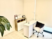 広い空間の美容室の中での施術です♪