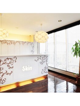 スキン 心斎橋店(skin)/フロント*清潔感ある明るい店内