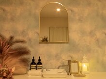 ブルーム(Blume)の雰囲気（ルーム備え付けの洗面台は身嗜みの整えにご利用いただけます）
