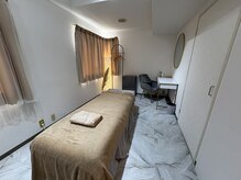 白を基調とした清潔感のある空間。個室完備で落ち着きます☆