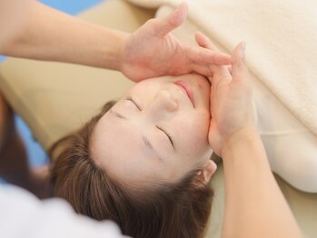 Aile天満橋店【整体/小顔矯正/姿勢改善/首こり/肩こり/マッサージ/ヘッドマッサージ】の写真/《頭蓋骨矯正付》首肩から整える本格小顔矯正が3980円！顔の凝りは首肩ケアからアプローチが鉄則◎