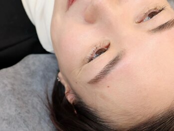 プリュネ(prune)/骨格に合わせたほぼ描かない眉