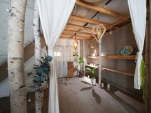 エール(aile)/店内入り口は白樺の森を通って