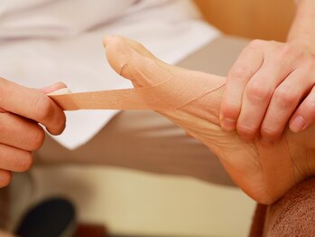 整体タナゴコロ/8.立ち方を正常に保つテーピング