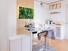 ネイルサロン ルクシエル(Luxciel)の雰囲気(白を基調とした明るい施術スペース)