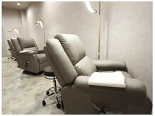 長時間の施術時間でもゆったりお過ごしいただけるソファです！
