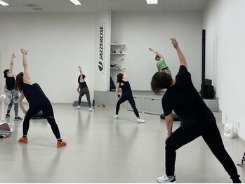 ジャザサイズスタジオ呉の写真/ストレッチ/ヨガ/ピラティス/有酸素運動/筋トレのいいとこ取りを体感できる複合トレーニング♪