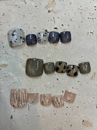 秋の華やかなフットネイル