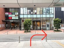 突き当たりを右に曲がります