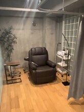 メンズ眉毛サロンラボ 池袋東口店/施術室は半個室！プライベート◎
