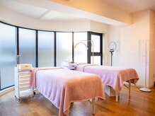 ル リアン(Le Lien)の雰囲気（白とピンクを基調にした、清潔感溢れる明るい店内♪）