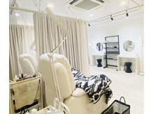 エレガル アイラッシュサロン(ELEGAR eyelash salon)の雰囲気（明るく広々とした空間に、ベッド2席のゆったり落ち着いた空間。）