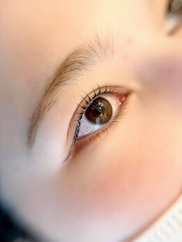 ブリスルームメグ(blissroom meg)の写真/シャンデリアが輝く特別空間♪日常を忘れるご褒美タイムで、理想の可愛い目元を叶えます◎