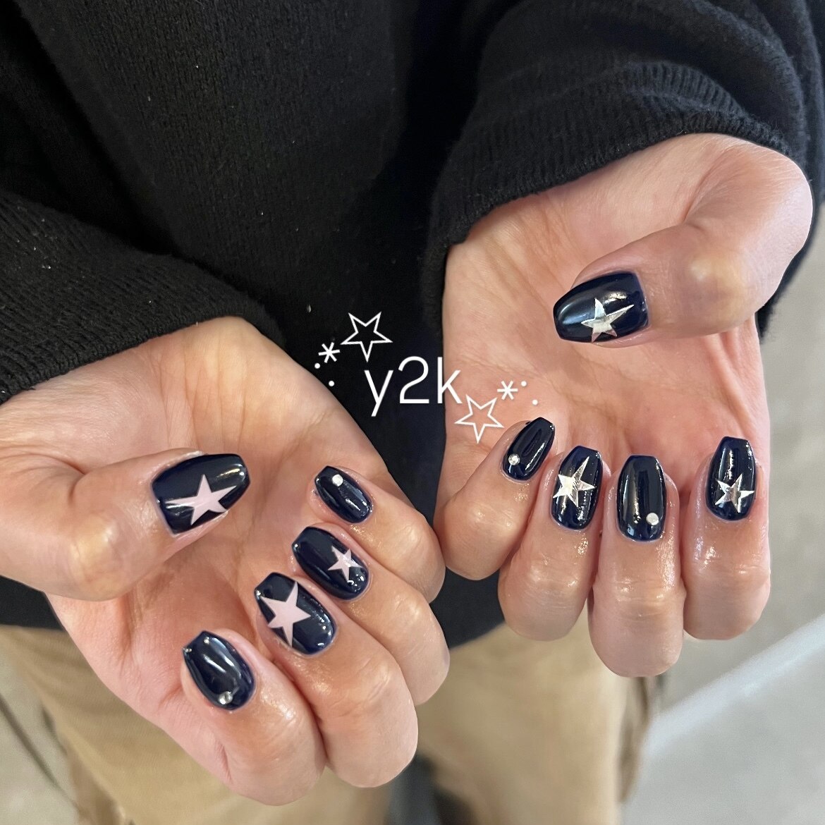 2025年-2026年冬トレンド】ネイビーのネイルデザイン集｜人気順｜27
