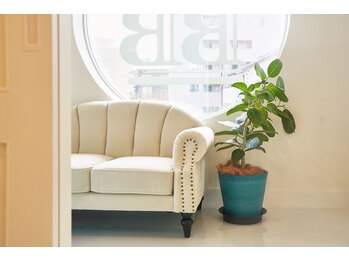 美人バスト 岡崎店/待合のソファーでゆったりと♪