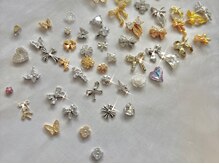 エミュ(emu.)の雰囲気(小さめパーツ~キラキラパーツ豊富にあり☆クリスマスパーツも◎)