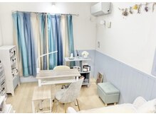 シェリー(Cherie)の雰囲気（白を基調とした清潔感のあるオシャレな店内◎スニーズガードあり）