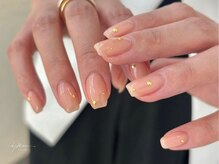 ファッションに馴染むアクセサリーのようなニュアンスネイル