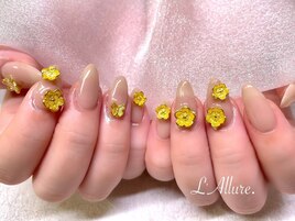 ゴールドのお花ネイル
