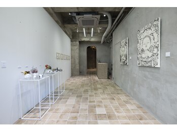 グルス 蔵前 新御徒町店(grus)/入り口はギャラリースペース併設