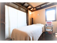 アイア(AIA)の雰囲気（アロマの香り漂う木目調の個室で施術。全室個室です）