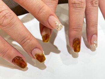 グラマラス 白金台店(glamourous produced by Noble)の写真/【アートやり放題¥8250】シンプルな中にもセンスが光る！大人のためのアクセントネイルで指先を華やかに♪