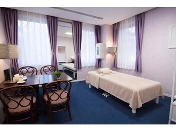 広尾痩身ビューティーサロンの写真/【広尾】もう隠さない!ノースリーブが似合う華奢見えラインへ。二の腕たぷたぷ・背中のハミ肉を徹底燃焼