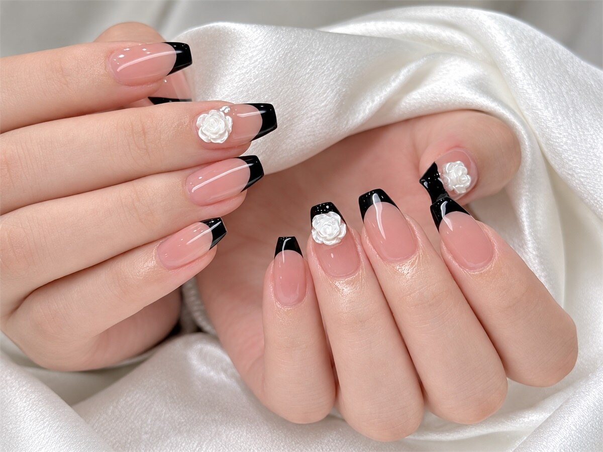 ブラックフラワーネイル：PG015757892｜ネイルズ イロハ 池袋店(NAILS