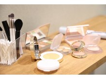 パウダールームに流行のコスメやヘアアイロンなどを完備☆