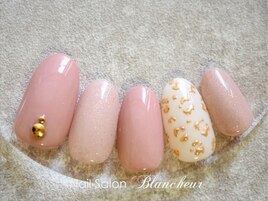 くすみピンクのレオパードネイル