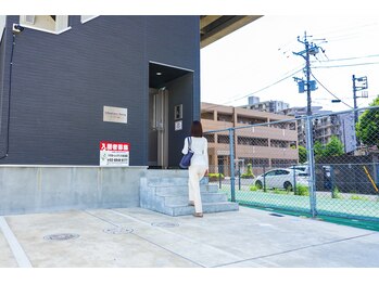 整体院 ひなどり/新築の黒色の建物が目印です
