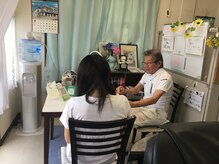健康療術院絆の雰囲気（丁寧なヒヤリング　生活習慣での姿勢からお聴きします。）