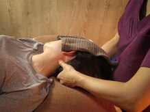 頭・顔にも触れるヘッドスパは頭痛や肩こり改善＋表情筋UPにも。