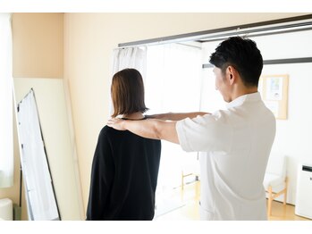 服部整体院の写真/ツラい首肩コリ・肩を動かすと痛みがある…当店の【背骨を整える優しい整体】で気になるお悩みを根本改善◎