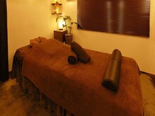 名のないサロン/体を包み込む低反発ベッド