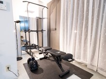 アティチュード 高崎(ATTITUDE)の雰囲気（トレーニングスペース、お連れ様もゆっくりできるスペースも完備）