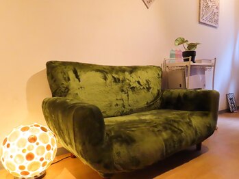 小顔ウナ学芸大学店(UNA)/サロン内装（ソファ）