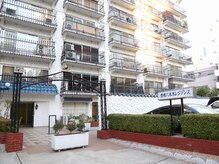 ペルラスパ 六本木店(Perla SPA)/⇒右手に白い建物が見えてきます